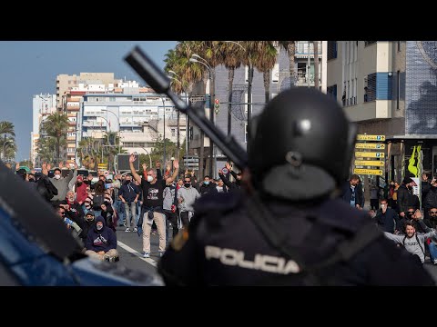 La octava jornada de huelga en Cádiz acaba con cargas policiales