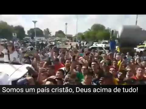 Bolsonaro insultando o estado laico e as minorias - Legendado
