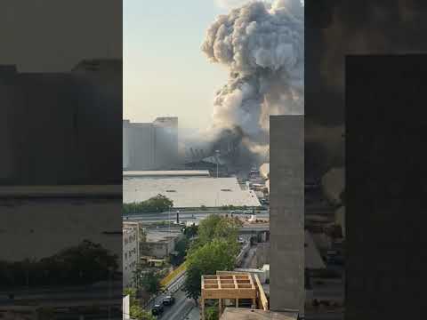 Beirute: veja o momento em que explosão destrói prédio onde homem filmava