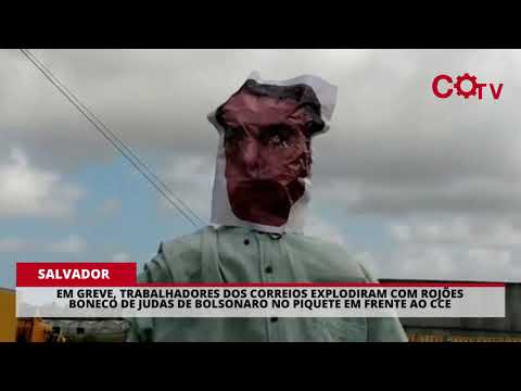 Trabalhadores dos Correios queimam boneco de Bolsonaro