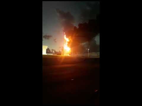 Fogo ‘devora’ estátua da Havan na rodovia Washington Luís