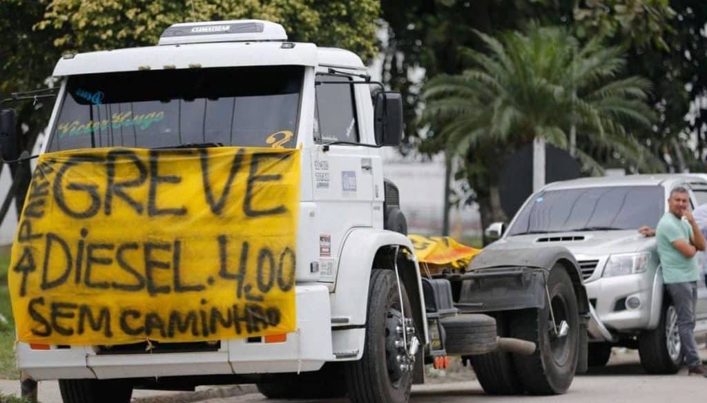 Resultado de imagem para greve dos caminhoneiros