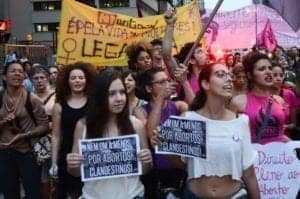 Mulheres lutando pelo direito ao aborto