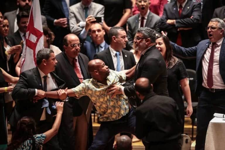 Ator pornô e deputado federal pelo PSL, Alexandre Frota, agredindo o deputado estadual, Jesus dos Santos (PSOL)