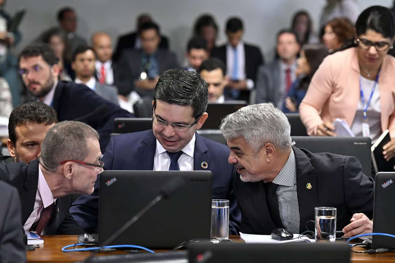 Senadores do PT apoiam Bolsonaro e a Globo - Diário Causa ...