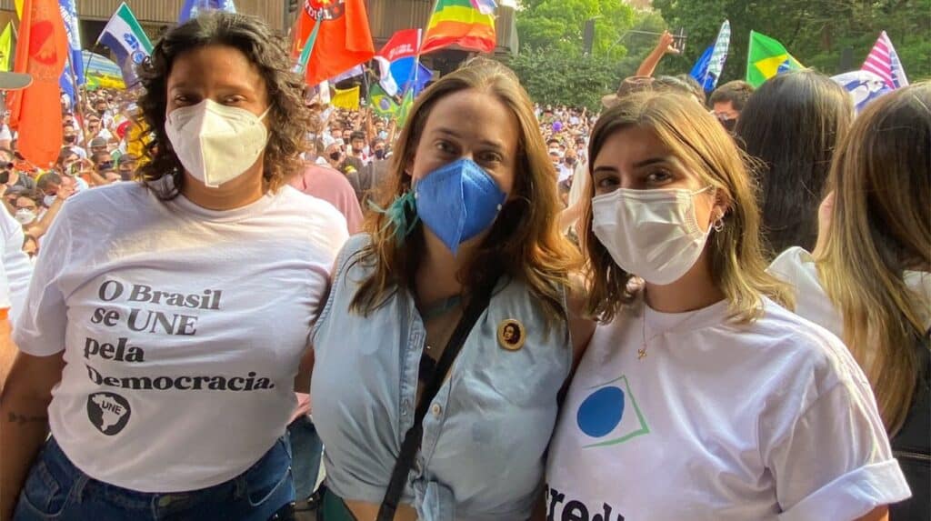 a esquerda de branco