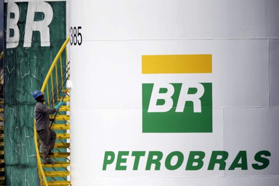 funcionário pinta tanque da petrobras em brasília