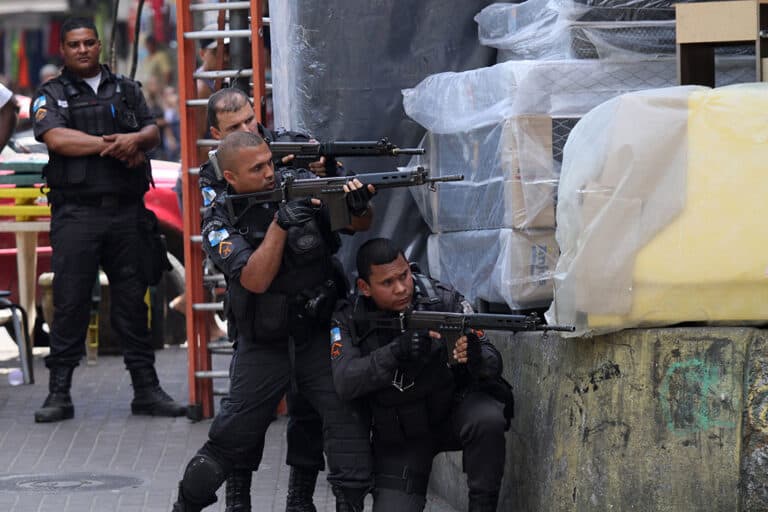 tiroteio no acesso à rocinha provoca pânico e fecha a lagoa barra, na zona sul do rio.