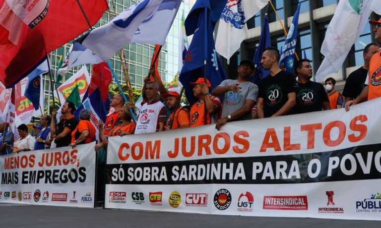 Ato contra juros altos