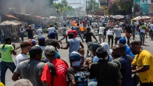 Pessoas na rua em Porto Príncipe, Haiti.