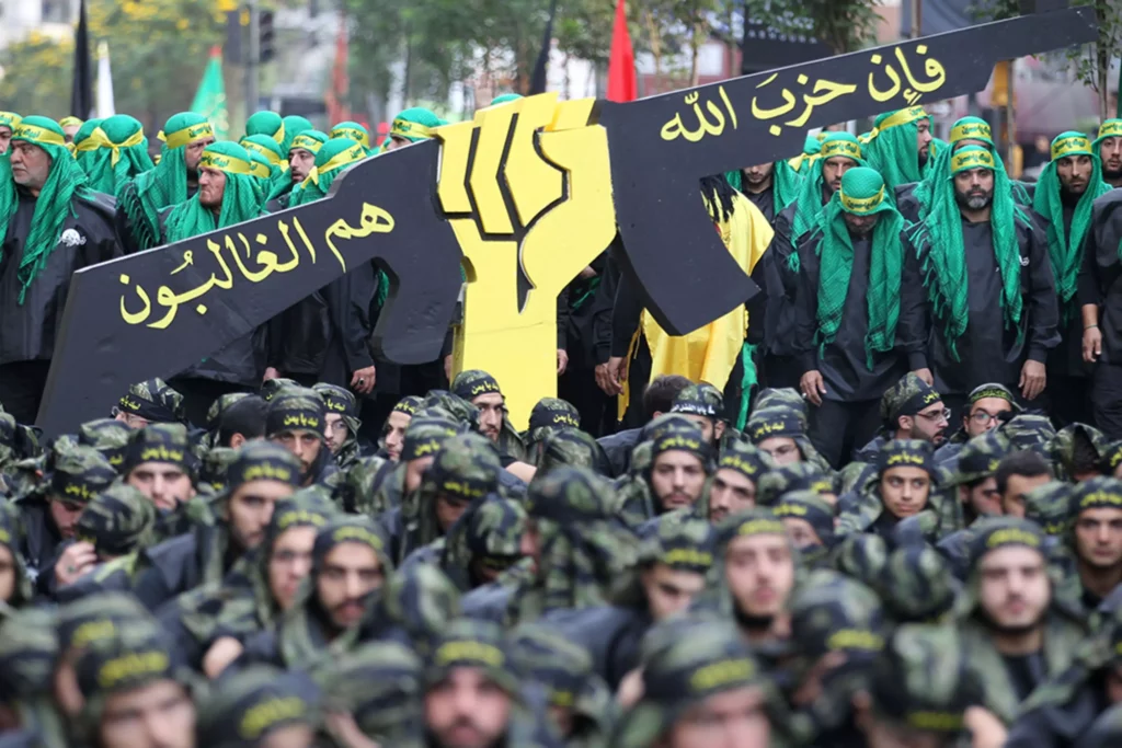 Membros do Hezbollah do Líbano participam nas comemorações da Ashura num subúrbio ao sul de Beirute.