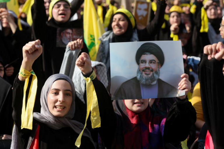 Apoiadores do Hezbollah se reúnem para ouvir Hassan Nasrallah discursar