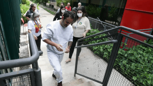 Glauber Braga sai da greve de fome
