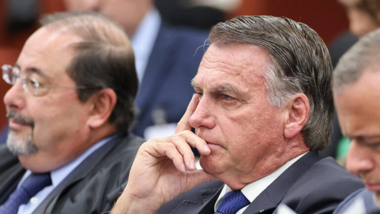 Jair Bolsonaro no banco dos réus
