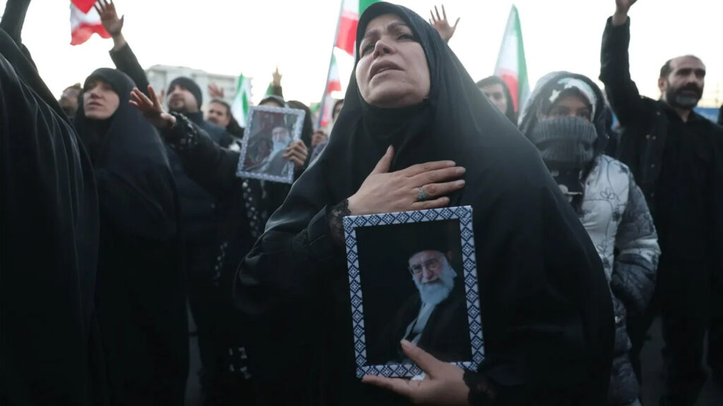 Mulher chora morte de Khamenei