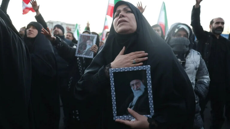 Mulher chora morte de Khamenei