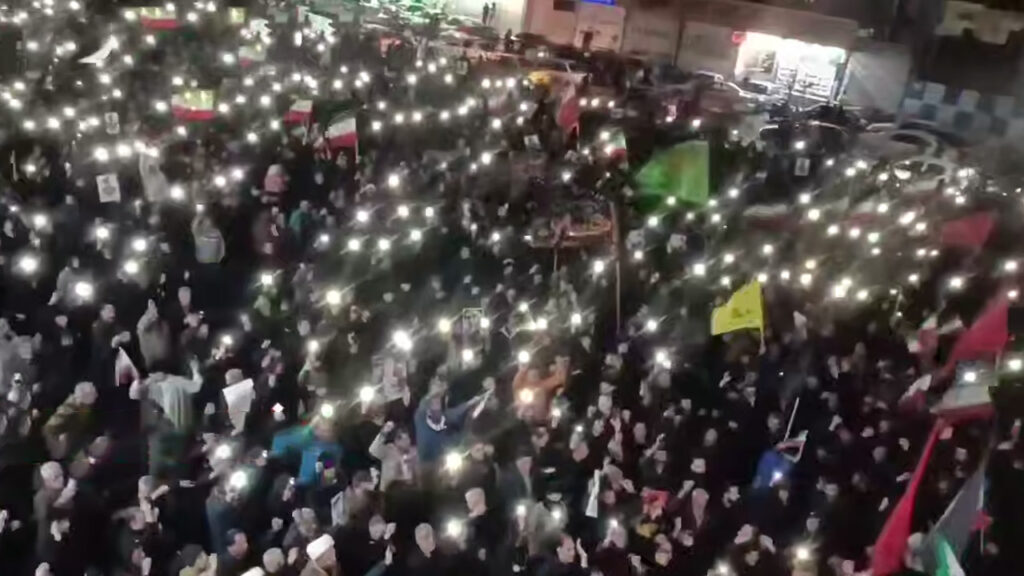 Iranianos choram po Khamenei