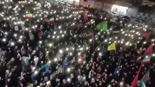 Iranianos choram po Khamenei