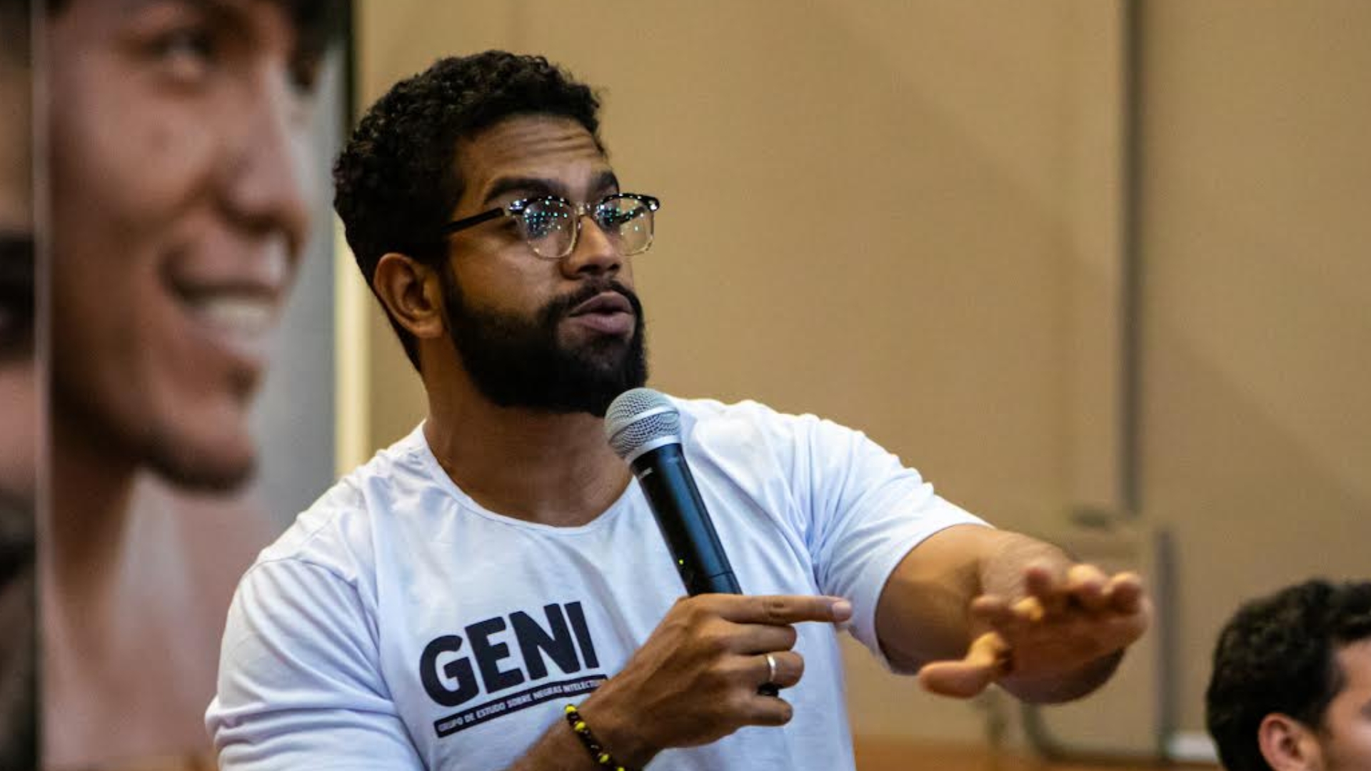 Depois de defender receber dinheiro da CIA, Jones defende contrato com Vorcaro