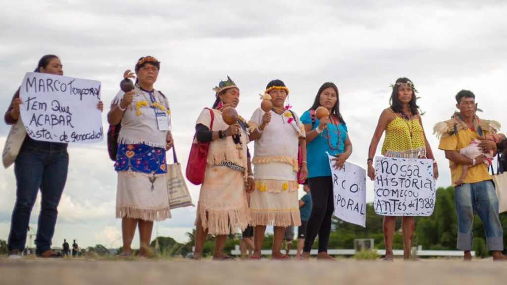 Mulheres Guarani Caiouá em frente ao STF