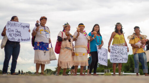 Mulheres Guarani Caiouá em frente ao STF
