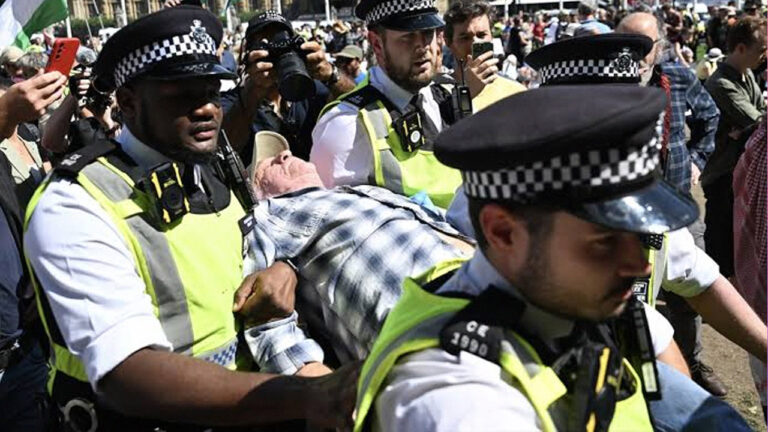 Polícia britânica prendendo manifestantes pró-Palestina