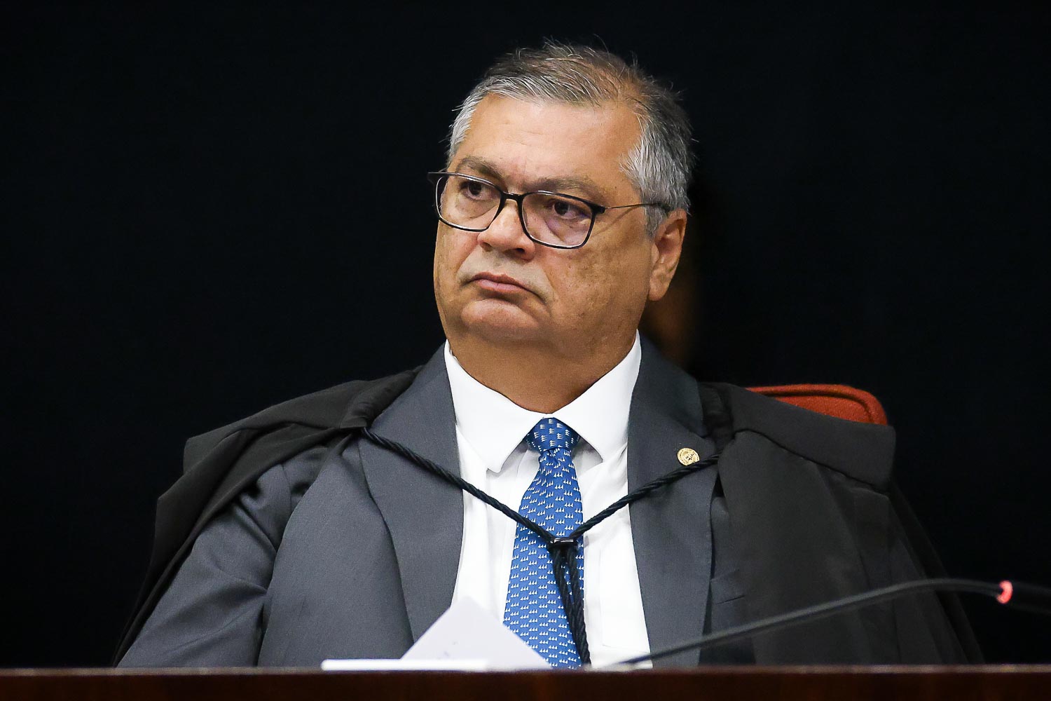 Dino sai em defesa do regime, cita ‘apetite’ e restitui diretor-geral da PF