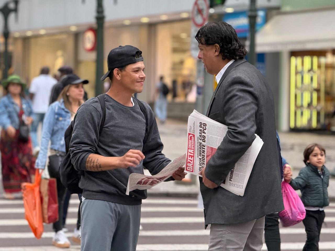 Candidatos e militantes do PCO fazem panfletagens em vários estados