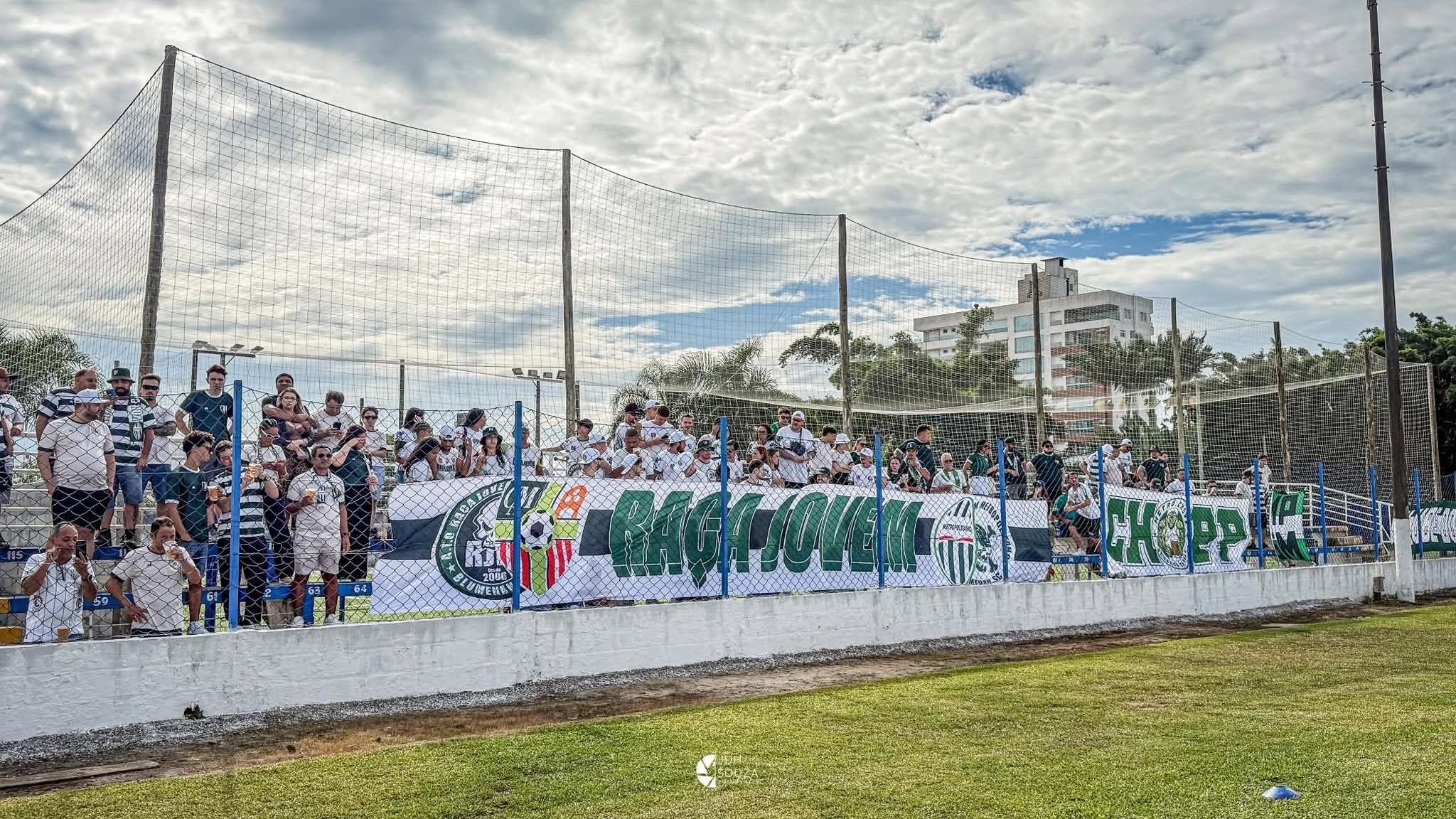 Torcida organizada apoia candidata do PCO ao Senado em SC