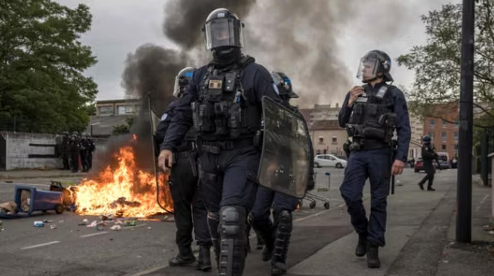 Estudantes radicalizam mobilização, dando o troco na polícia de Macron