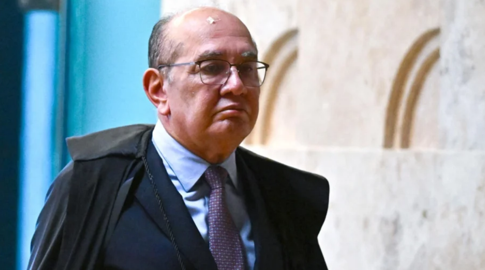 Coroné Gilmar Mendes teria usado celular na cabine de votação