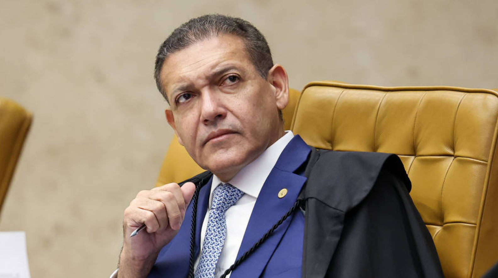 Justiça censura jornal dos petroleiros a pedido de Flávio, o censurador