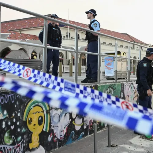 2025-12-14T231352Z_1_LYNXMPELBD0DO_RTROPTP_4_AUSTRALIA-CRIME