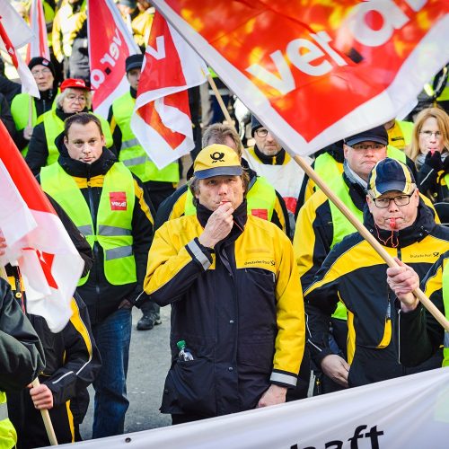 poststreik-dortmund-22-02-2018-gruppe-fahnendschwenken-web