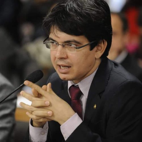 Senador Randolfe Rodrigues fala durante reunio da CPI do Cachoeira onde foi aprovada a convocao dos governadores de GO, Marconi Perillo  e do DF, Agnelo Queiroz