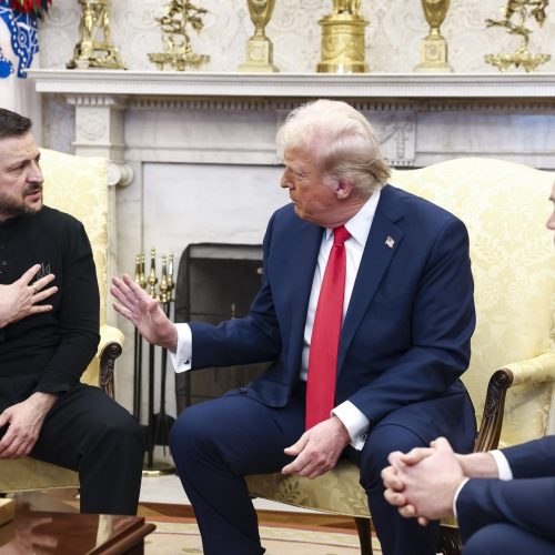 WASHINGTON (United States), 28/02/2025.- Ukrainian President Volodymyr Zelensky (L) talks with US President Donald Trump (C) and US Vice President JD Vance (R) in the Oval Office of the White House in Washington, DC, USA, 28 February 2025. Zelensky is in Washington to sign the framework of a deal, pushed by President Trump, to share Ukrainess mineral wealth with the US.  (Ucrania) EFE/EPA/JIM LO SCALZO / POOL