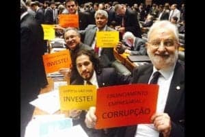 Deputados do PSOL empunhando os folclóricos 'cartazinhos'.