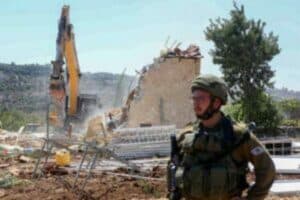 israelies demoliendo viviendas palestinas (1)