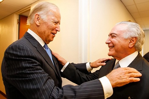 Encontro de golpistas: Joe Biden felicita Michel Temer.