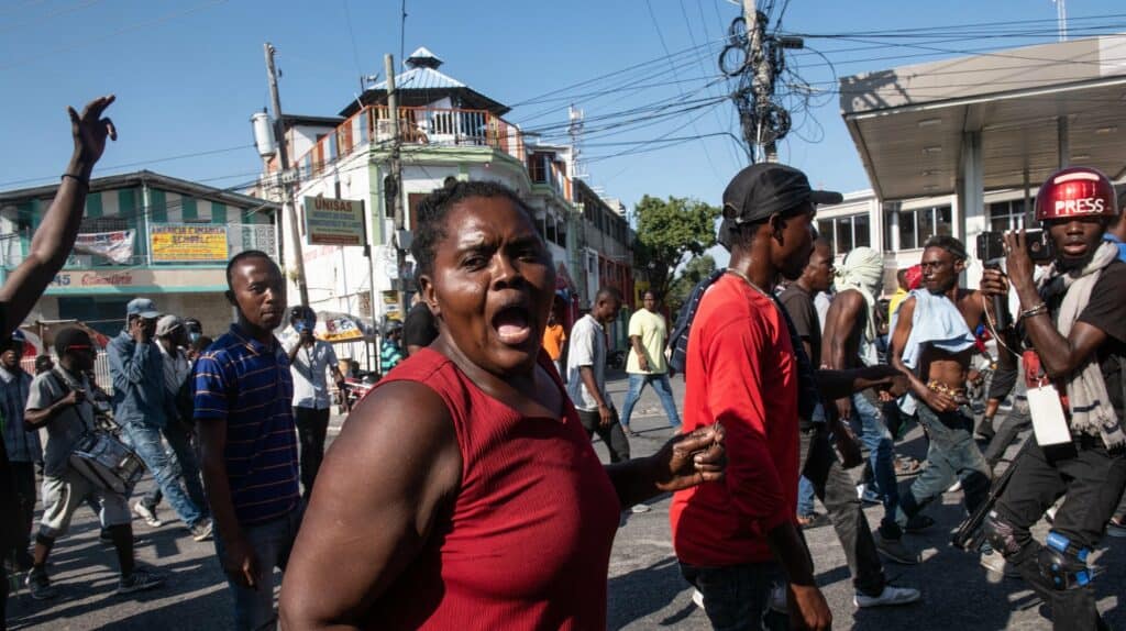 Pessoas presas em meio a tiroteios no Haiti.