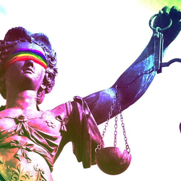 justiça vendada com bandeira LGBT