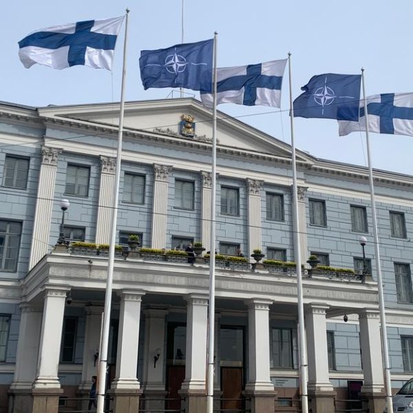 bandeiras finlandia-otan