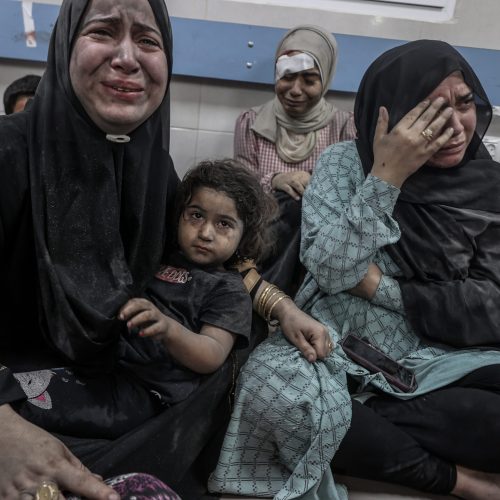 palestinos-feridos-no-ataque-ao-hospital-al-ahl-em-gaza-esperam-atendimento-no-hospital-al-shifa-para-o-qual-foram-levados-1697581614098_v2_1x1